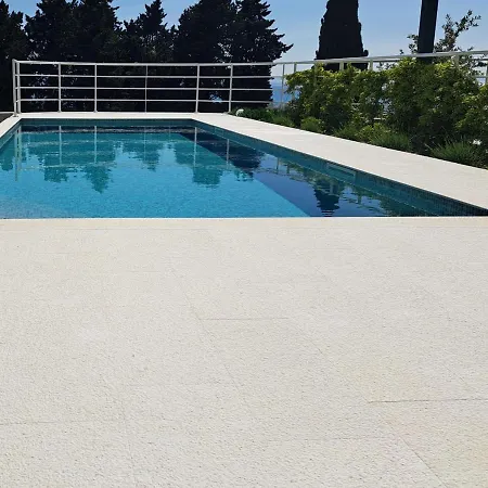 With Private Pool * ספליט