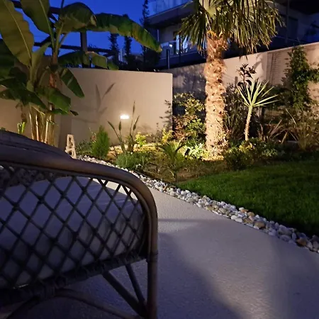 With Private Pool ספליט