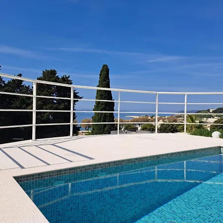 With Private Pool * ספליט