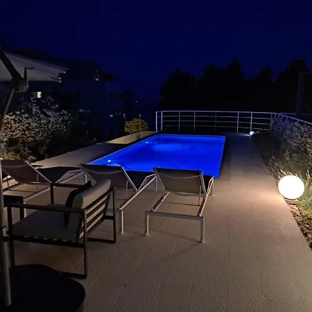 With Private Pool ספליט
