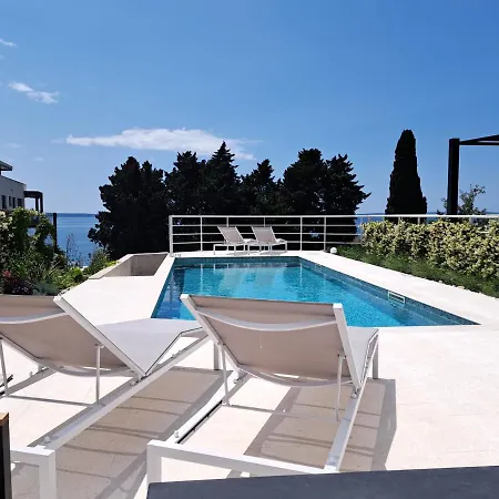 With Private Pool דירה
