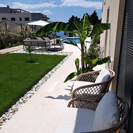 Apartment With Private Pool *