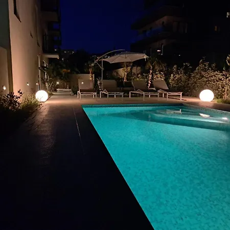 With Private Pool スプリト