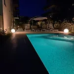 With Private Pool 斯普利特